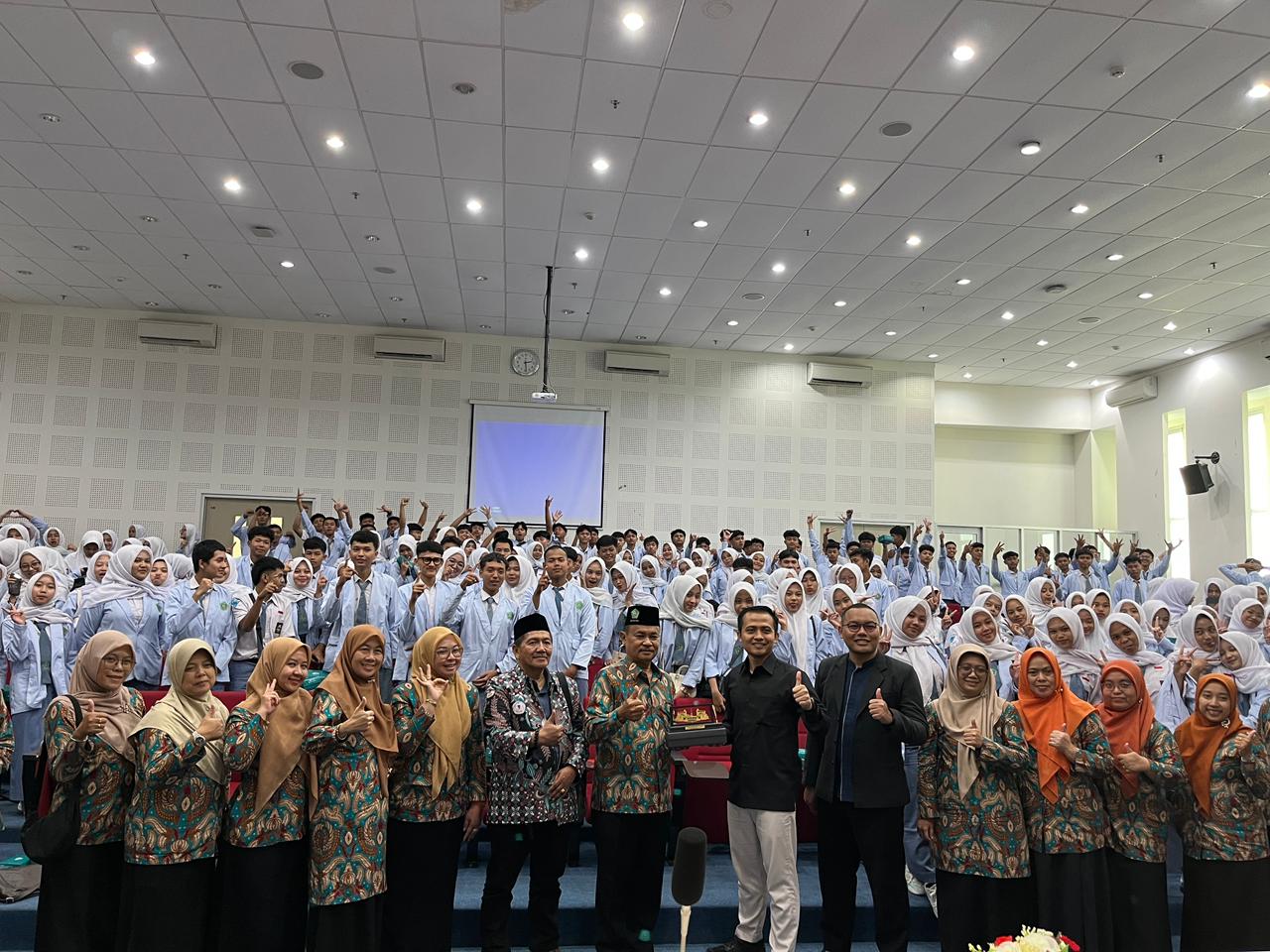 Perluas Wawasan, Siswa SMA Islam Sudirman Ambarawa Jelajahi Kampus Ternama dan Kekayaan Budaya Yogyakarta